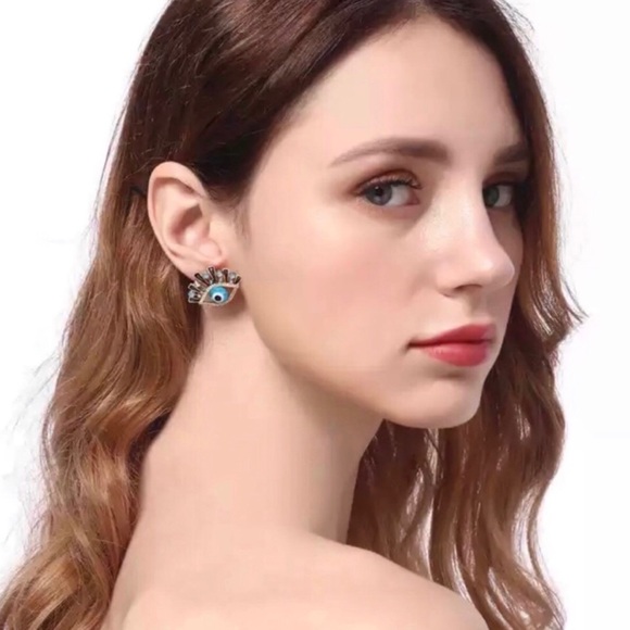 Exaggerated Eye Earrings - Picture 6 of 6